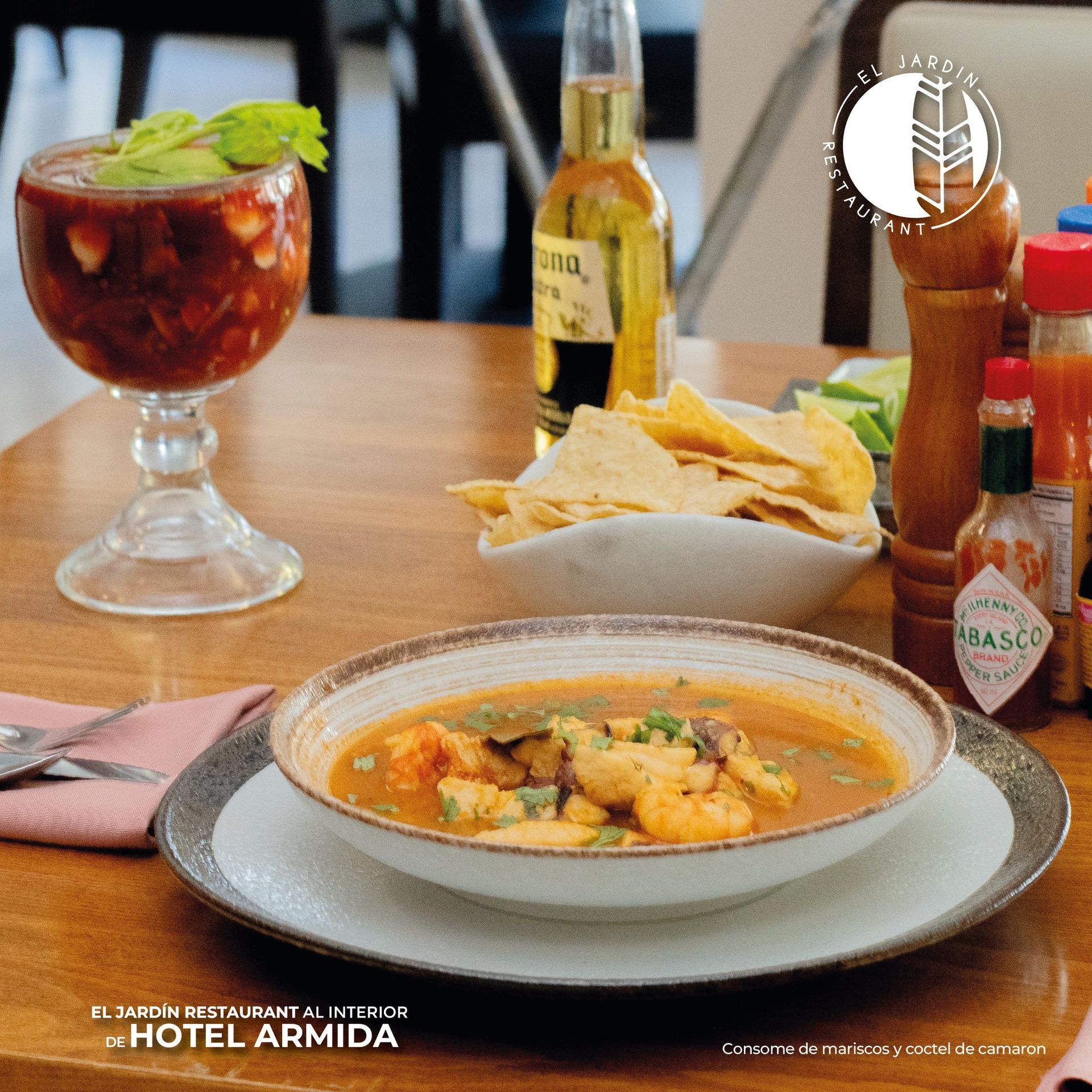 Sopa de mariscos, papas fritas y una bebida en el restaurante del Hotel Armida.