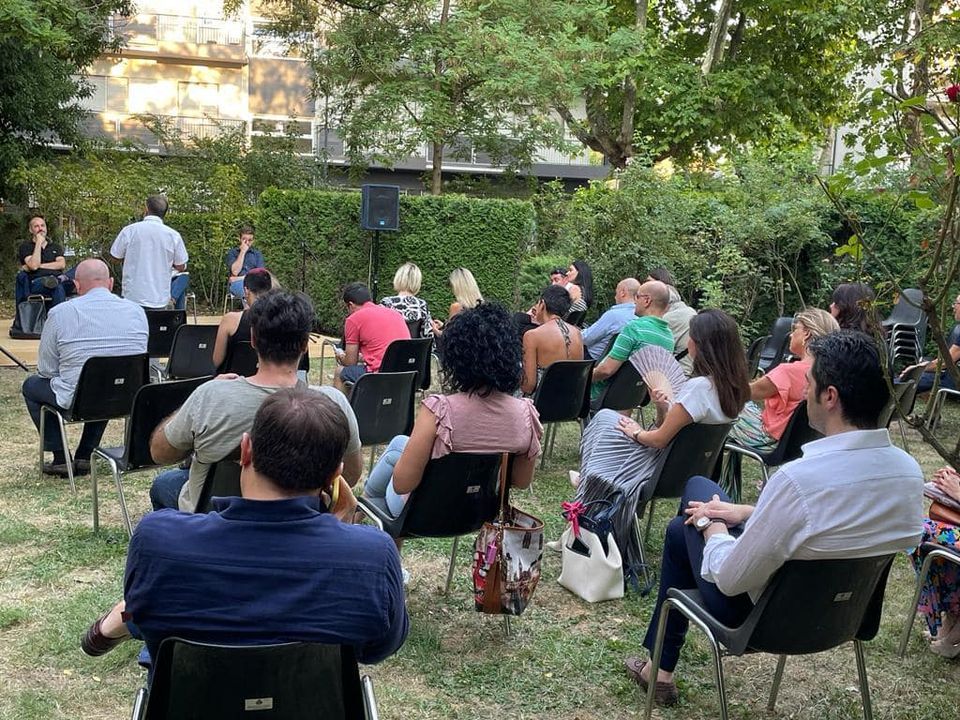 lettori e scrittori in libreria