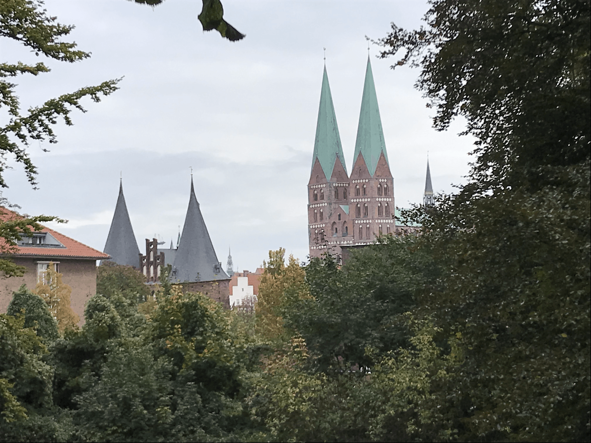 Das Holstentor und die Marienkirche zu Lübeck