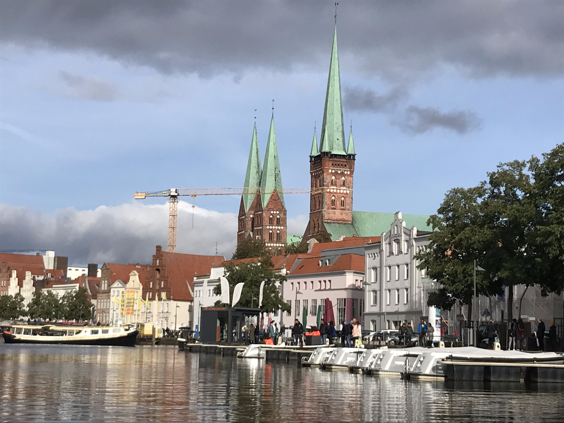 Die Lübecker Petrikirche und Marienkirche von der Stadttrave aus gesehen