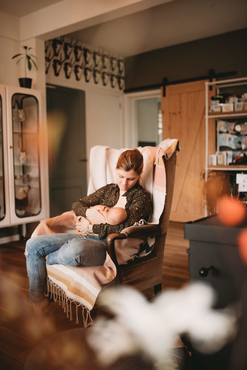 Borstvoedingsfotoshoot in huis
