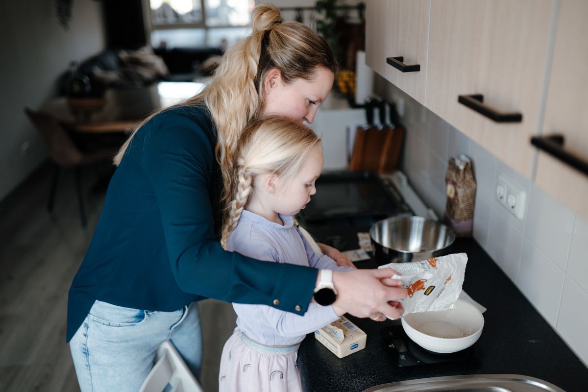 Samen bij het aanrecht tijdens het koekjes bakken