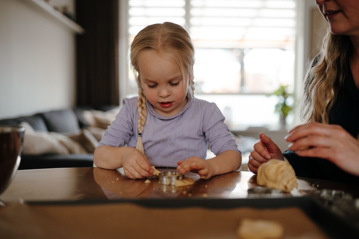 samen koekjes bakken tijdens een fotoshoot