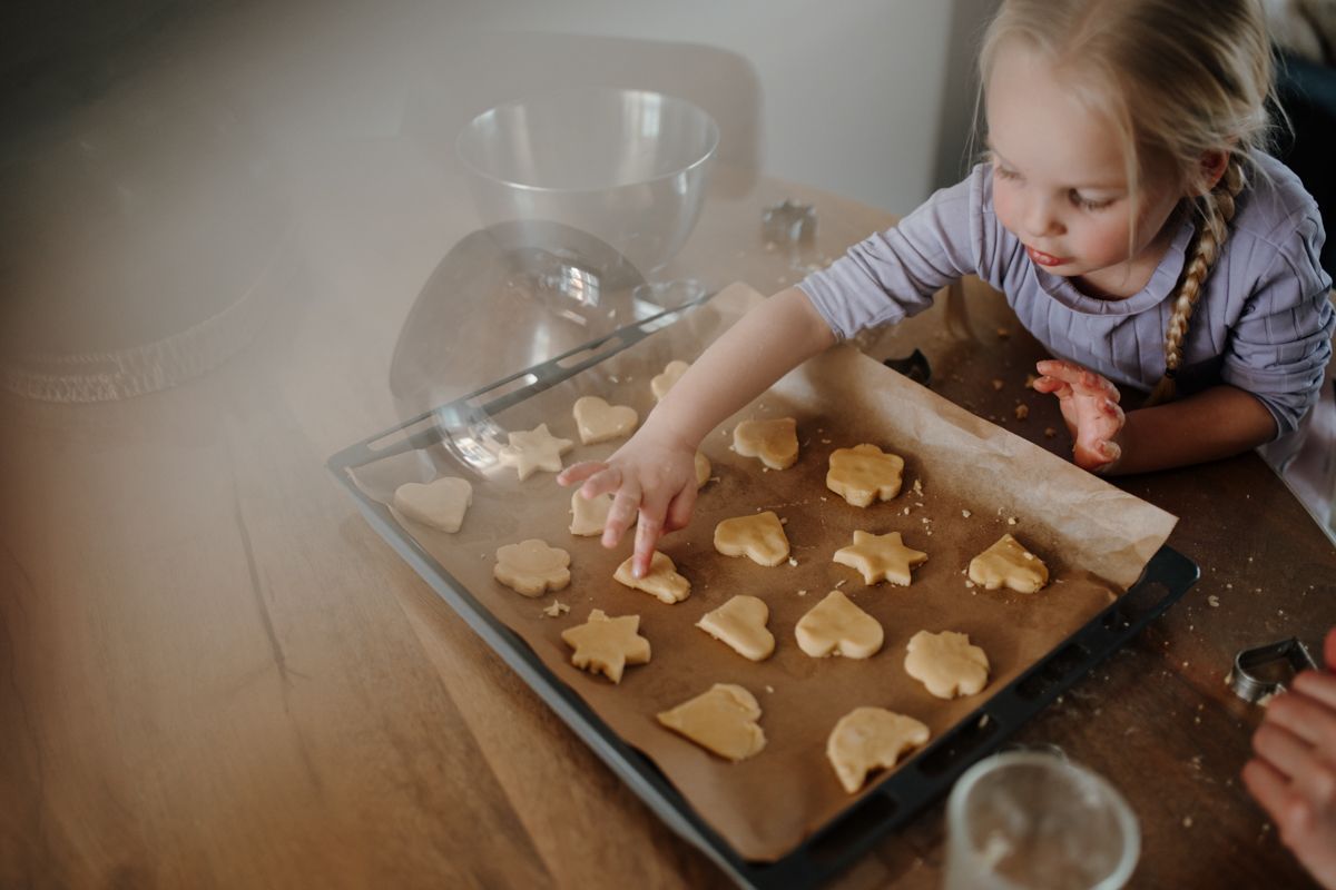 Samen de koekjes vormen tijdens een day in the life fotoshoot