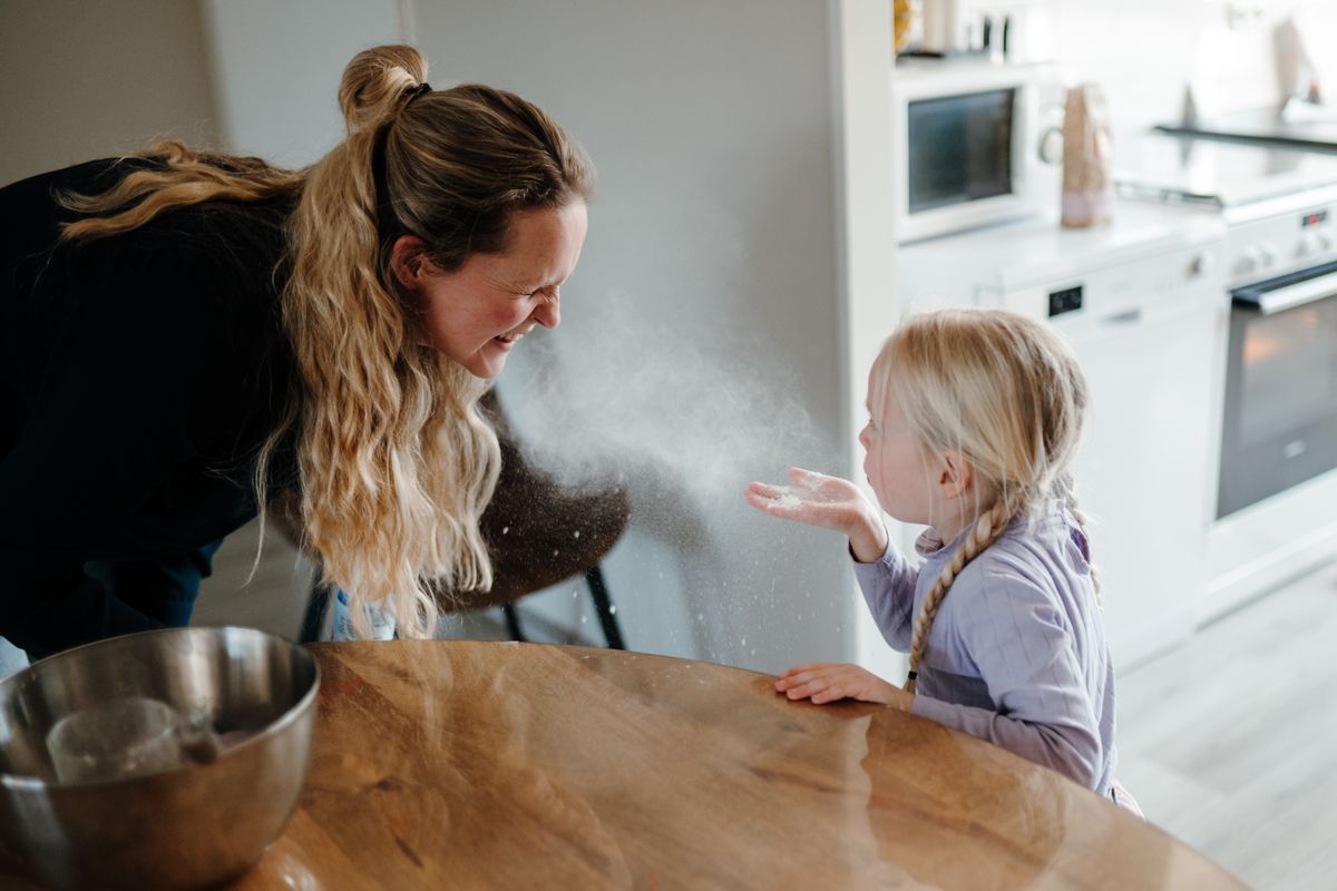 Day in the life gezinsfotografie, samen spelen met poedersuiker tijdens het koekjes bakken