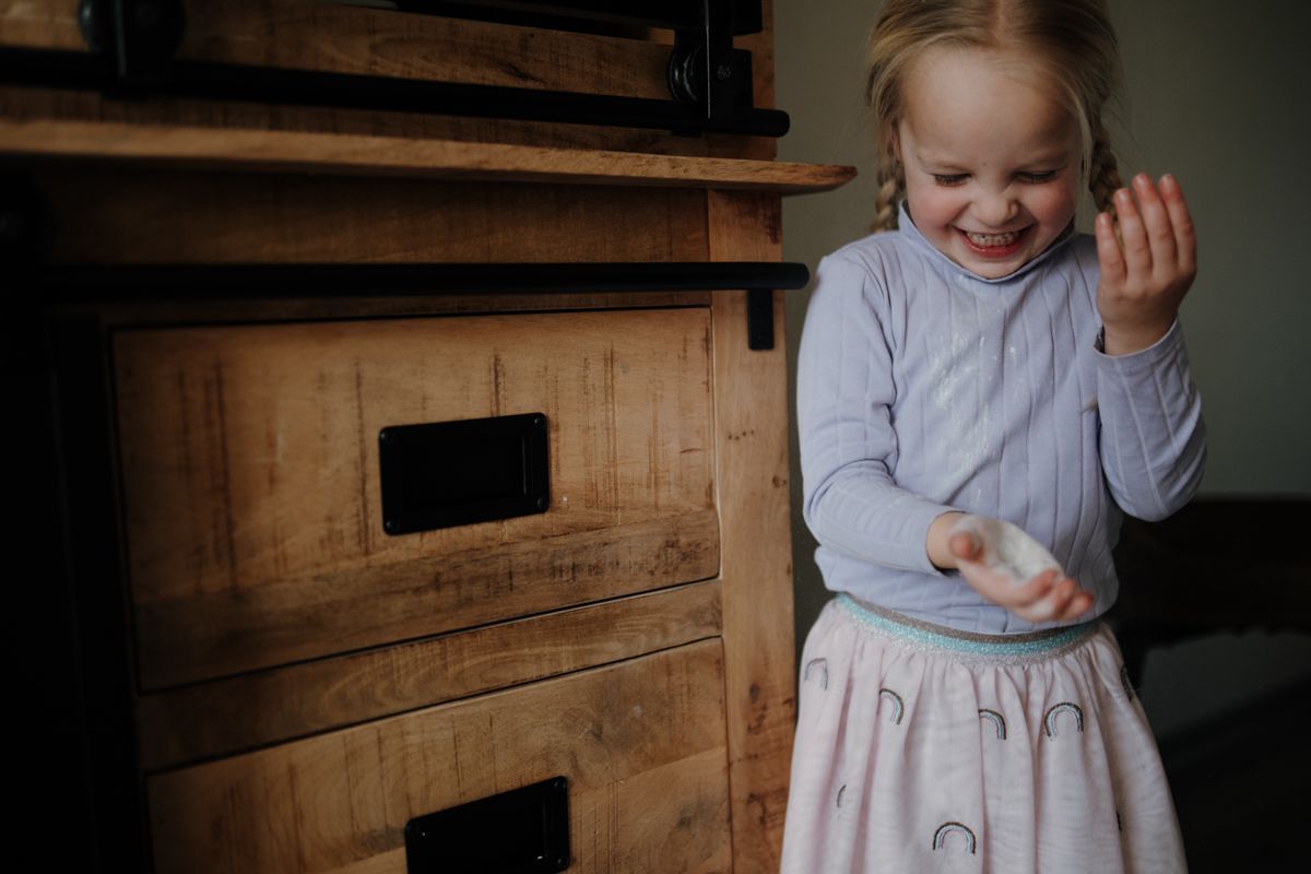 Giegelend meisje op de foto tijdens een fotoshoot