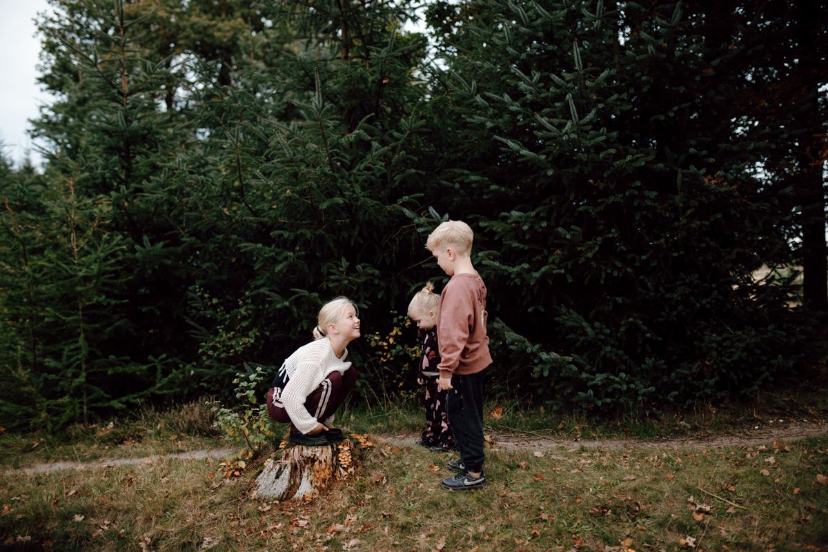 Fotoshoot met schaduw. Drie kinderen zijn aan het spelen