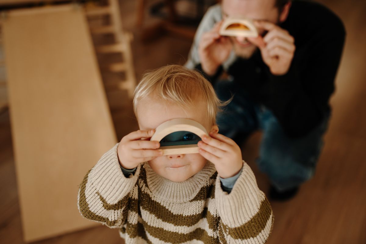 Vader en zoon spelen met de blokken tijdens een day in the life fotoshoot