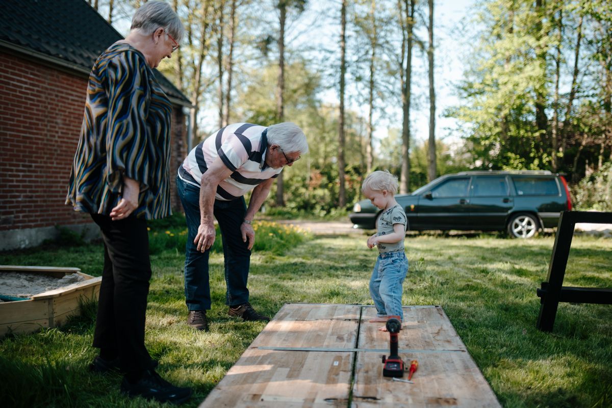 Een dag thuis in de tuin met de grote familie | vastgelegd zoals hij was