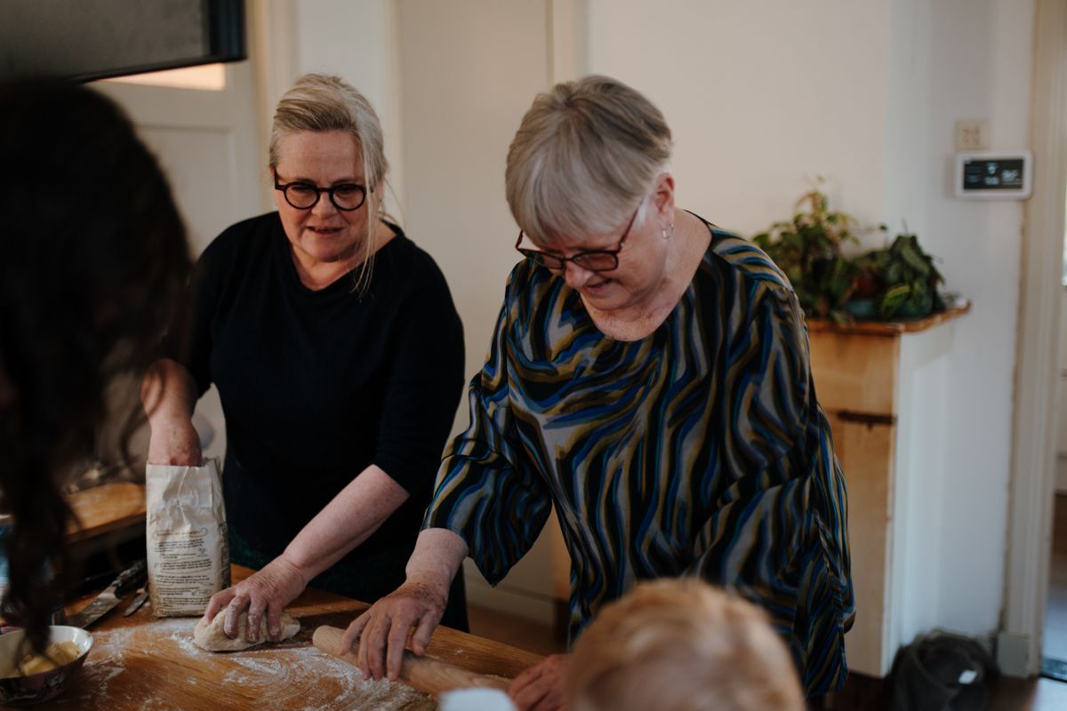 Oma en overgrootoma zijn samen koekjes aan het bakken tijdens een fotoshoot