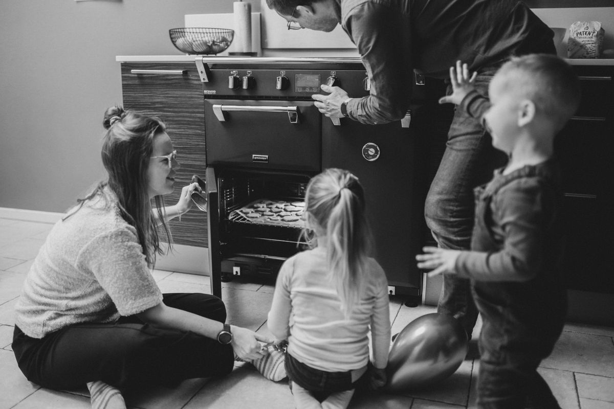 Day in the life fotoshoot in Drenthe - samen koekjes bakken