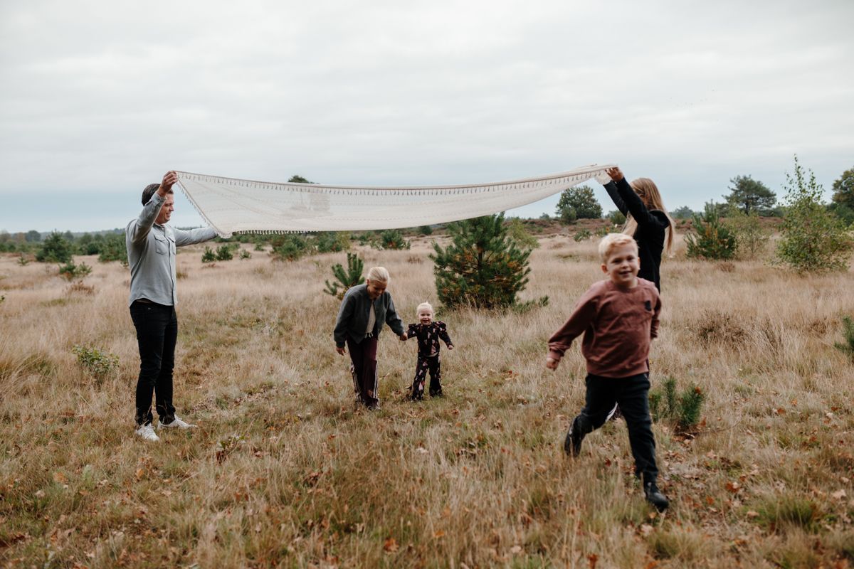 Spelende kinderen tijdens een fotoshoot in de natuur van Appelscha - Drenthe
