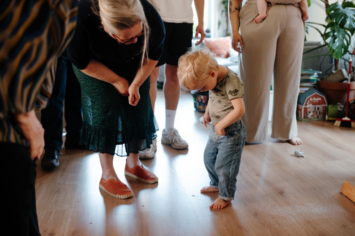 Koekjes bakken tijdens een familieshoot