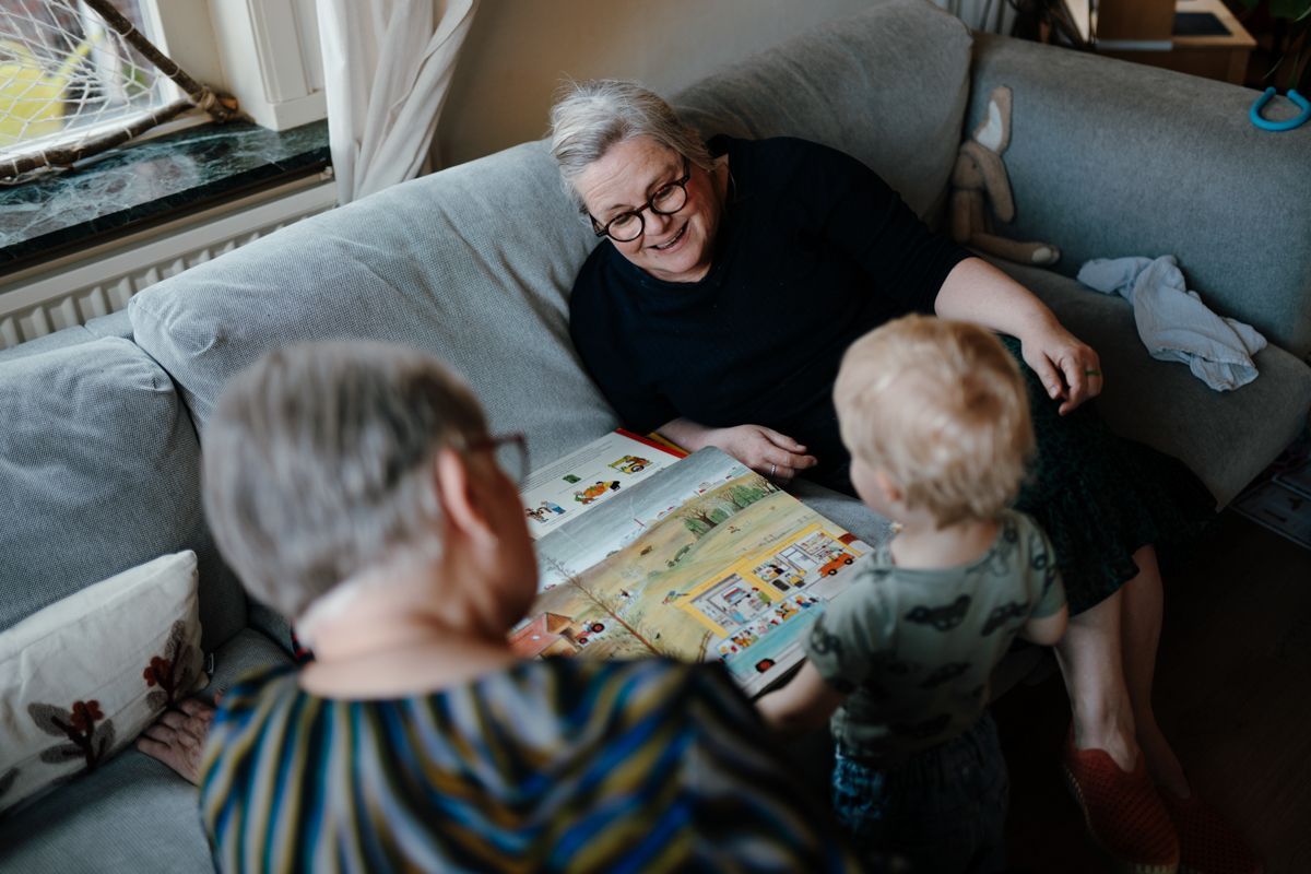oma en overgrootoma lezen een boekje met hun kleinzoon