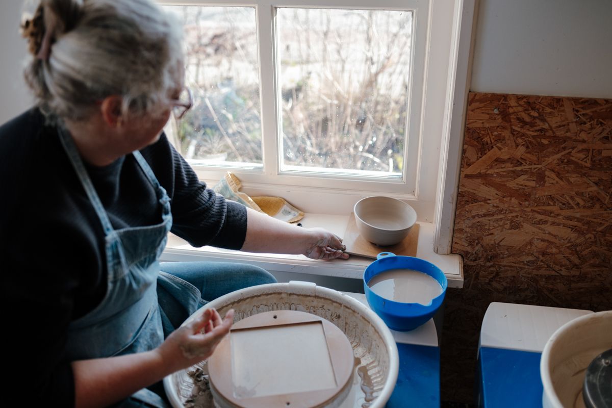 Fotoshoot van pottenbakker - een ochtend bij pottenbakker Naomi
