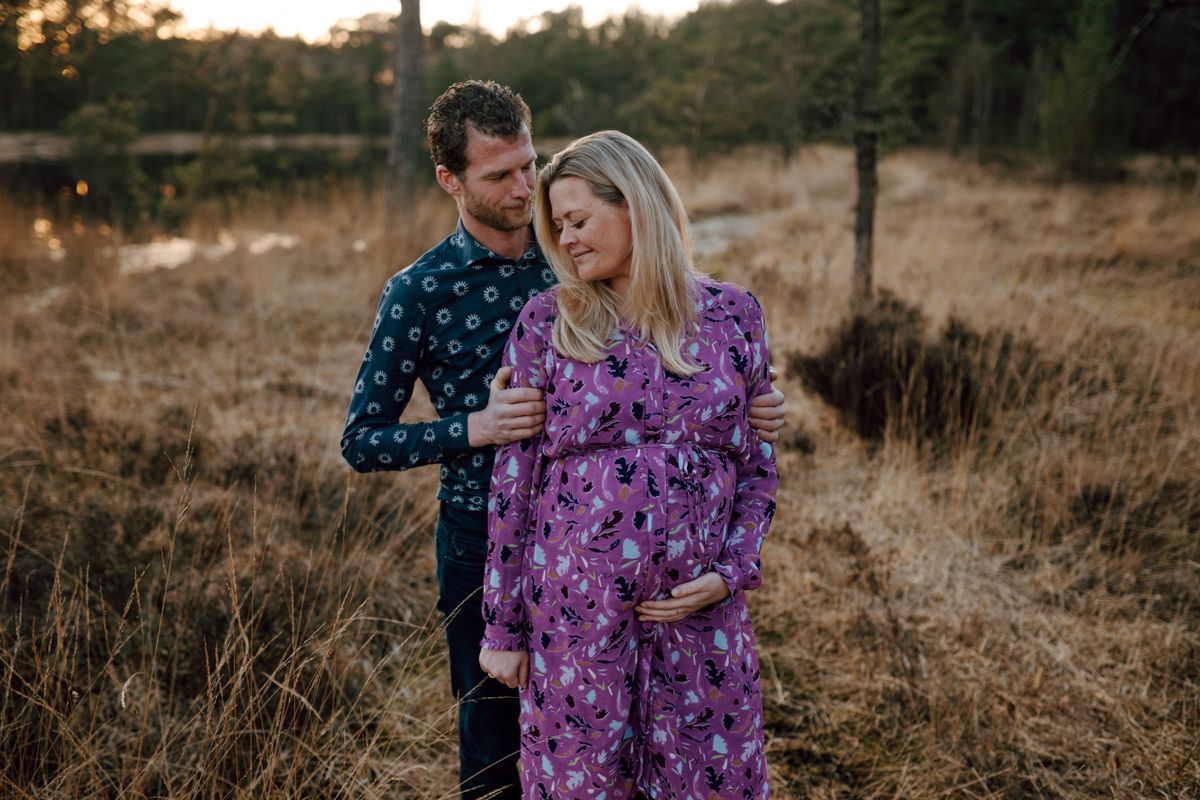 Fotoshoot van zwangerschap in de natuur