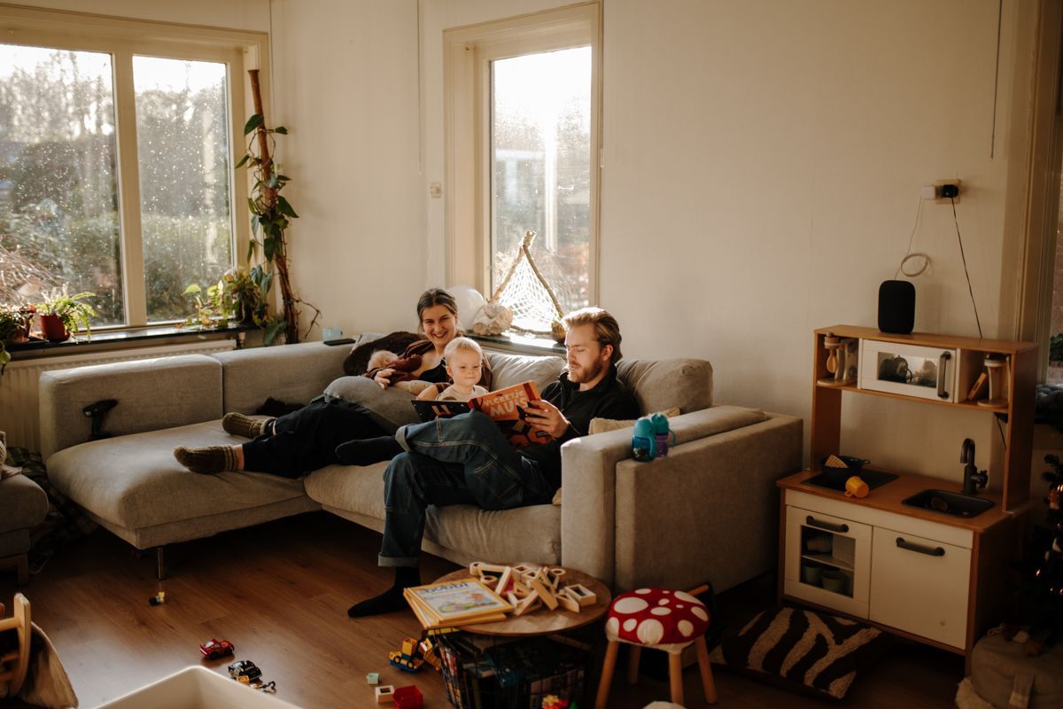 Samen boekje lezen tijdens de fotoshoot