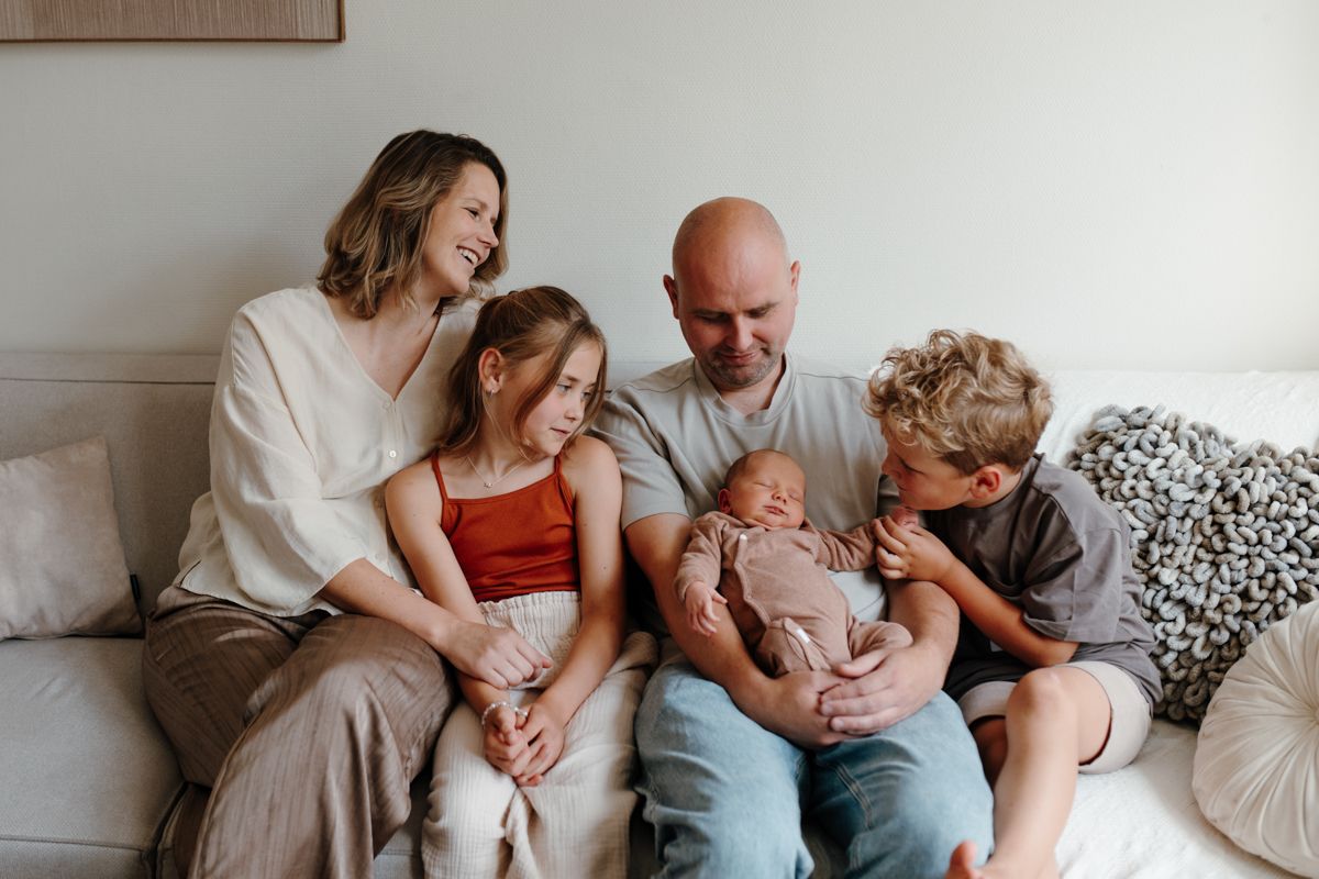 Newbornshoot aan huis, samen op de bank