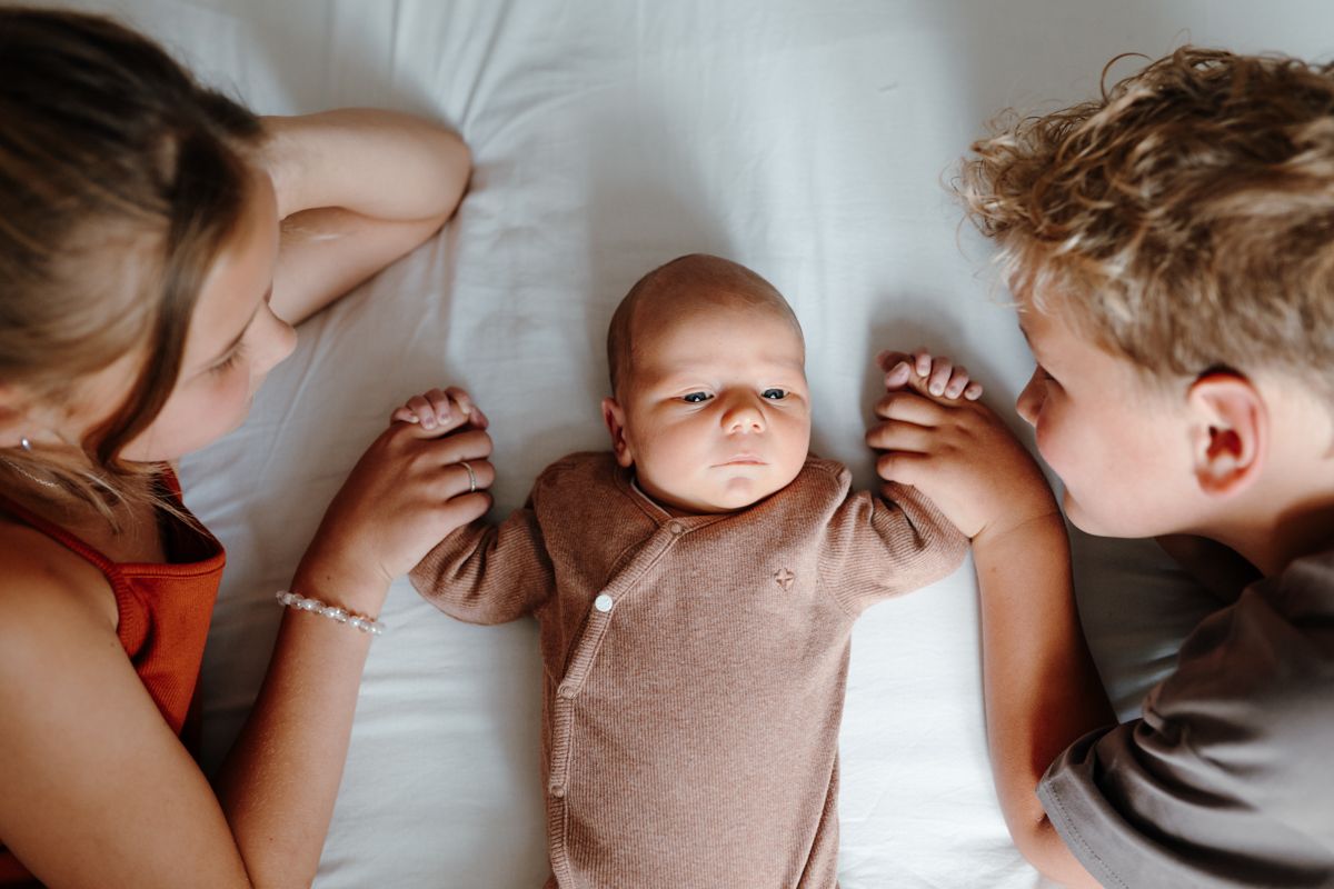 Newbornshoot aan huis, samen met broer en zus