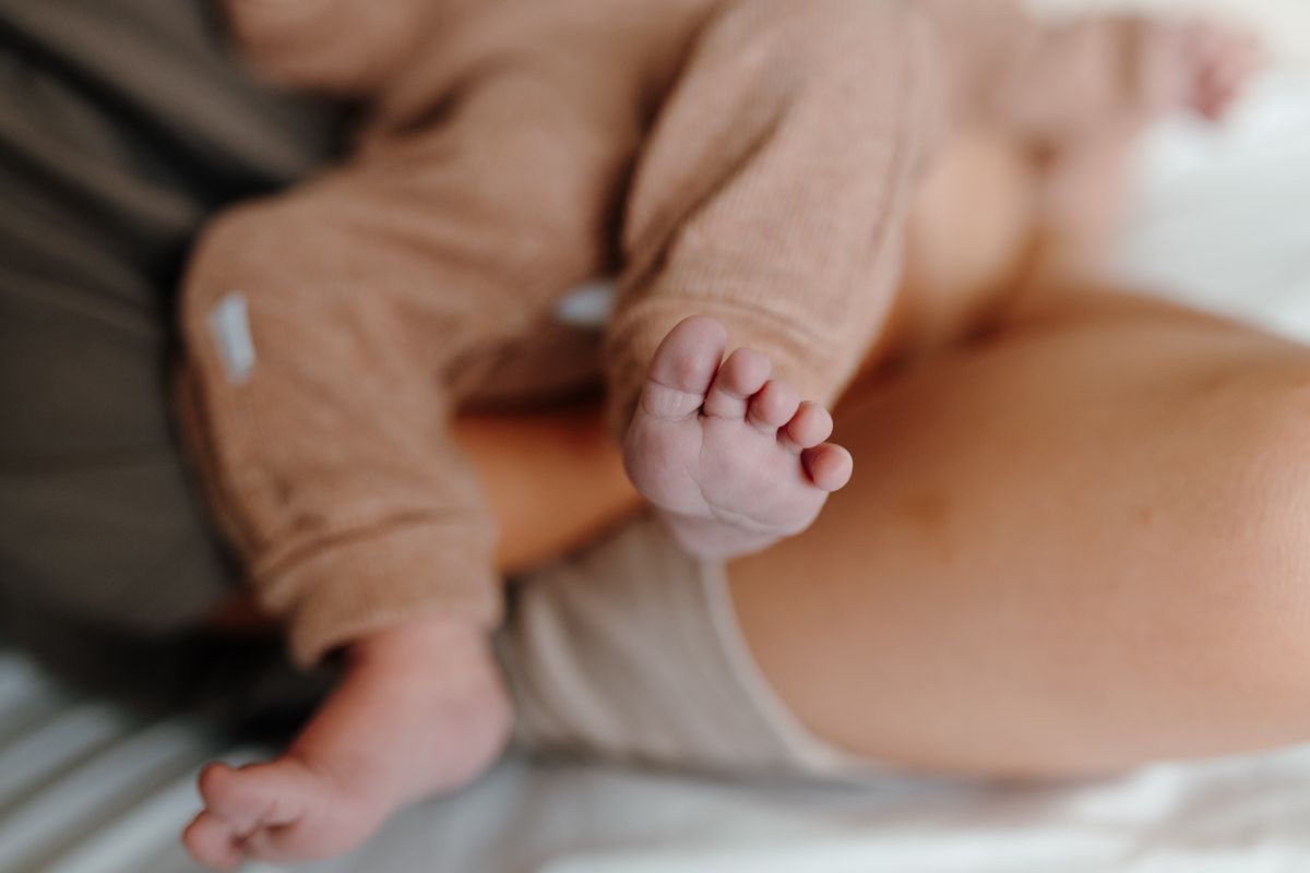 Newbornshoot aan huis, baby voetje op de foto