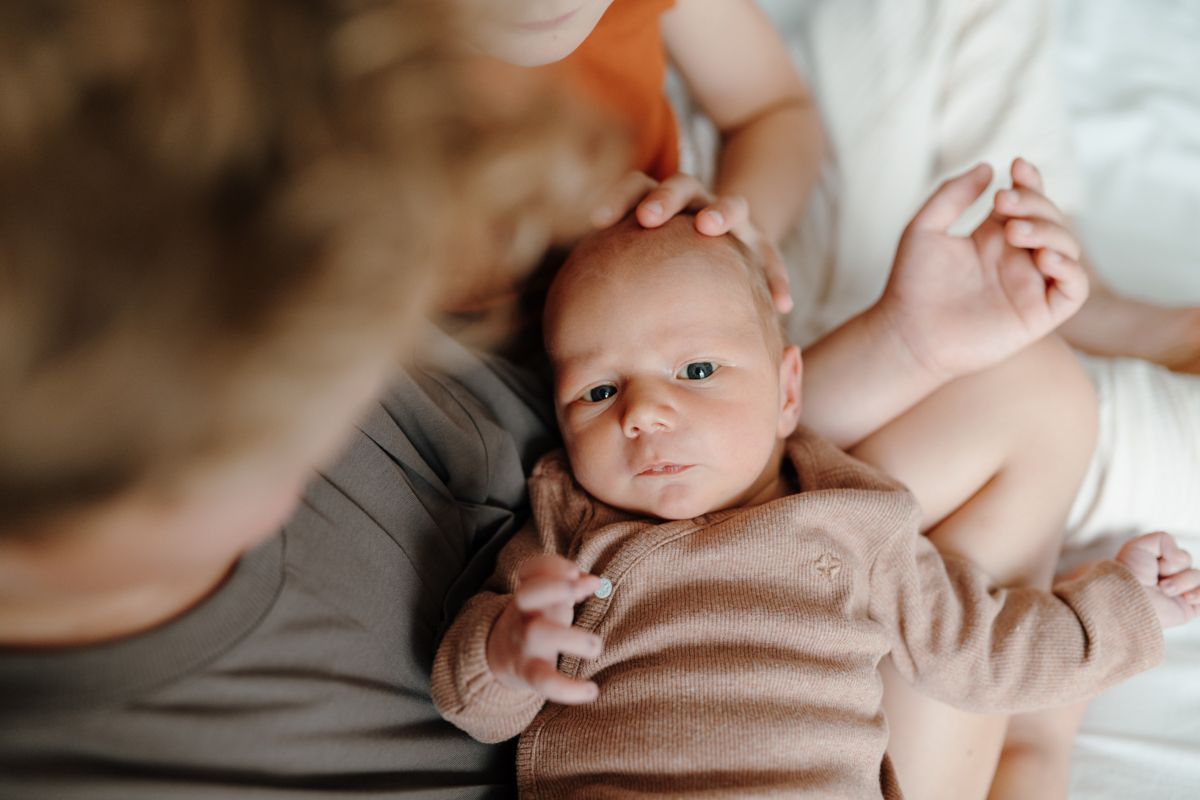 Newbornshoot aan huis, met oudere broer en zus