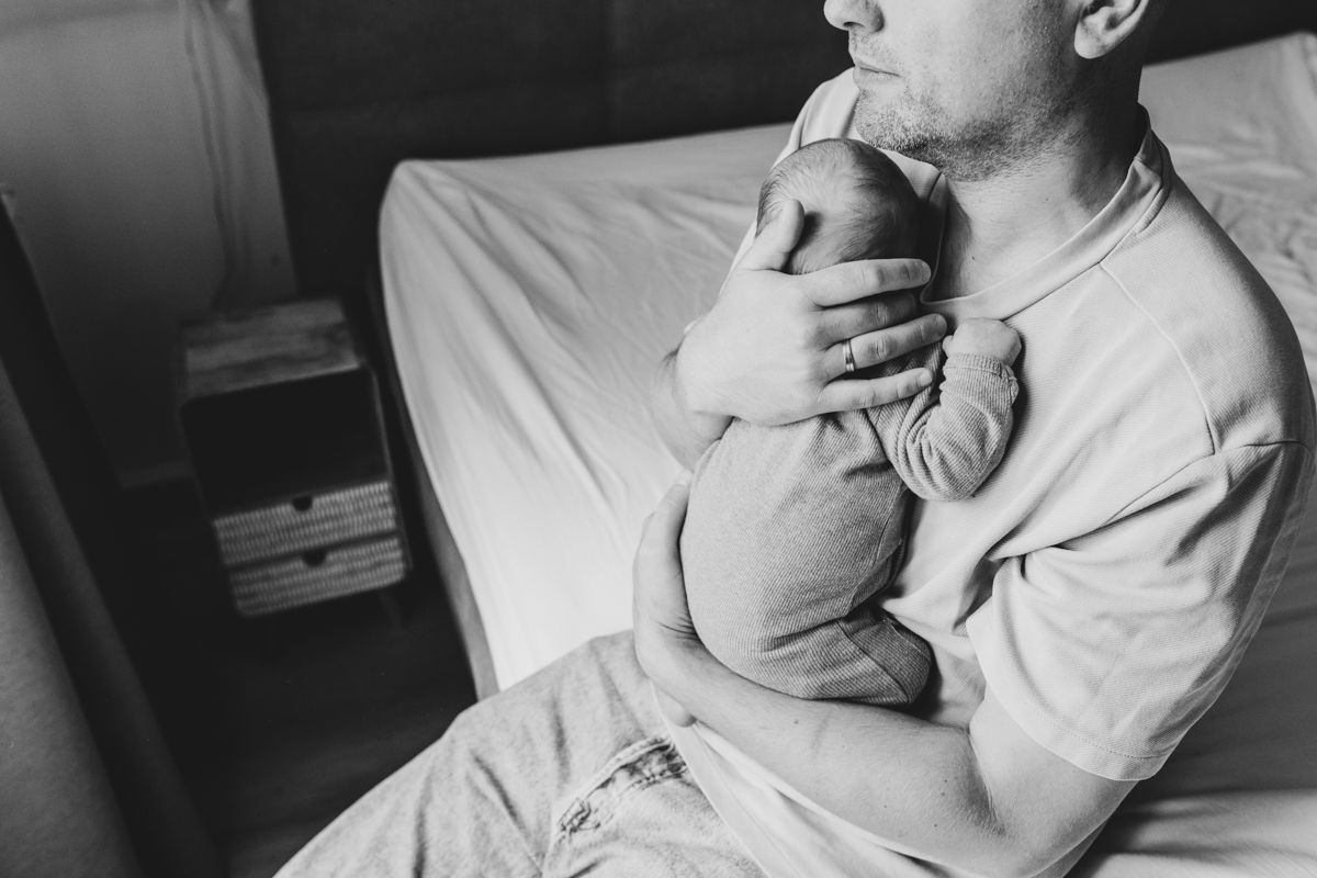 Newbornshoot aan huis, samen met papa op de foto