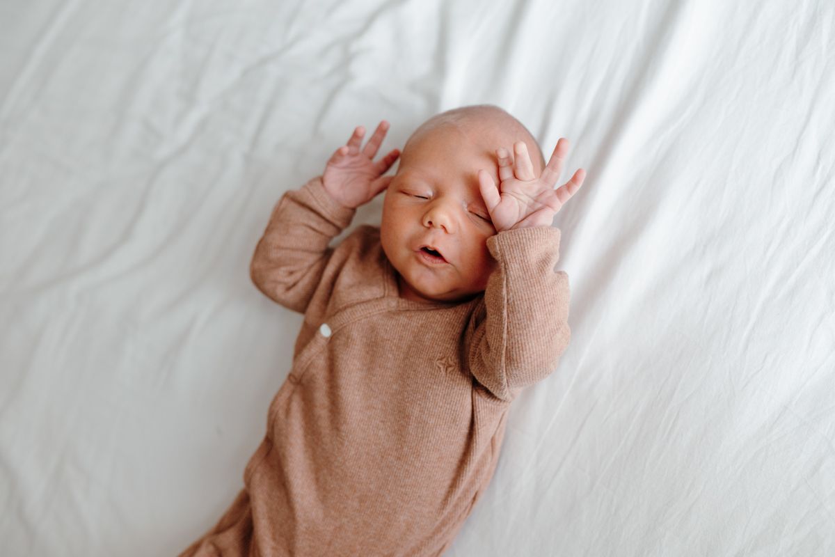Newbornshoot aan huis, baby alleen op de foto