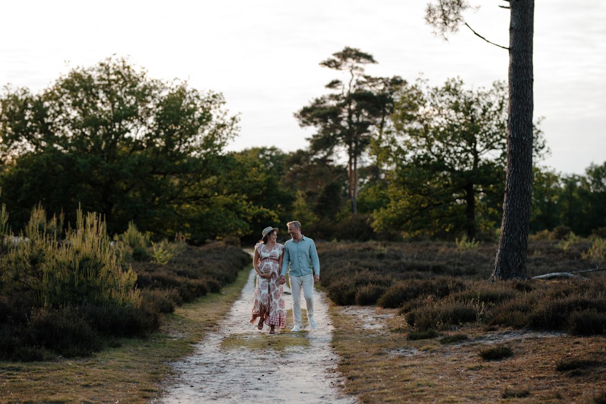 Wandelend stel tijdens een zwangerschapsshoot