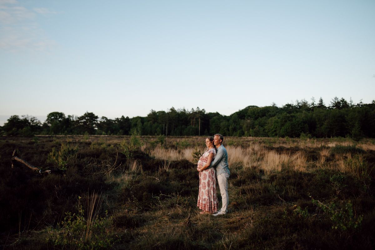 Zwanger stel staat op een prachtige unieke locatie voor hun zwangerschapsshoot in Bakkeveen.