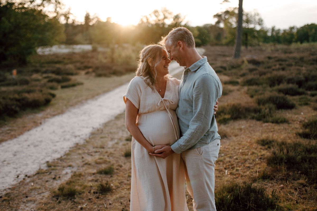 Zwanger stel maakt plezier tijdens de fotoshoot