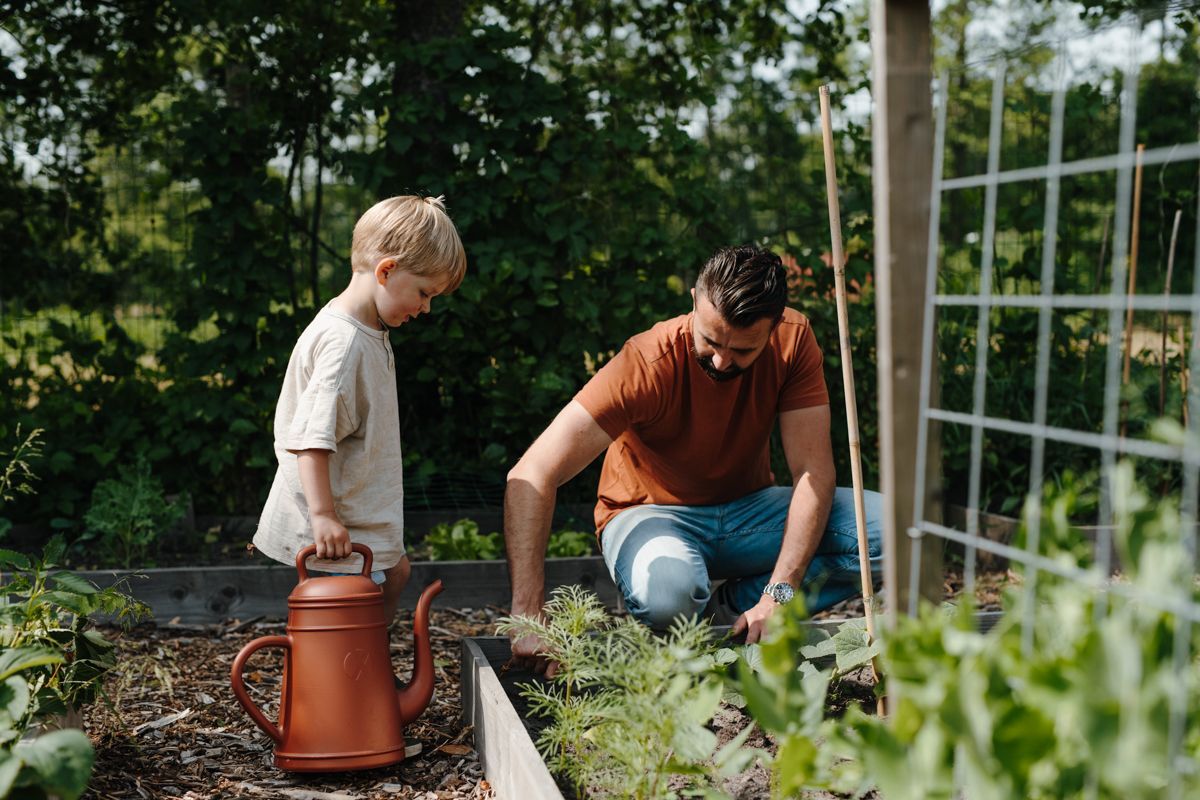 Eigen tuin als decor voor een gezinsshoot | Friesland