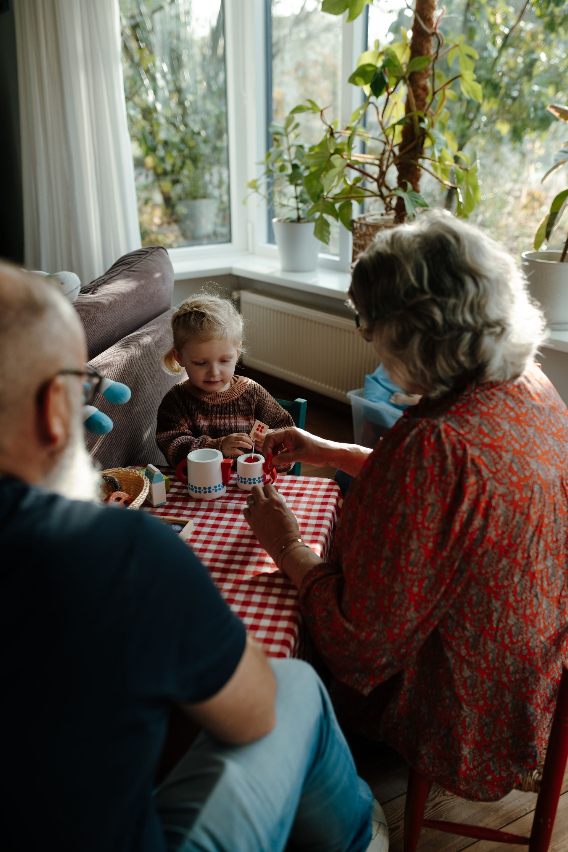 Grootouders en kleinkinderen fotoshoot, spelen met opa en oma