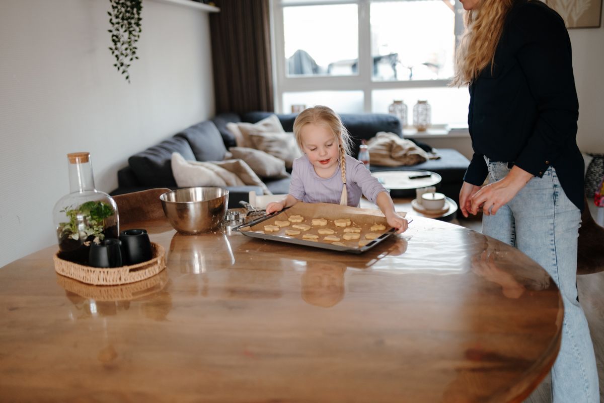 Samen de koekjes naar de over brengen tijdens een fotoshot