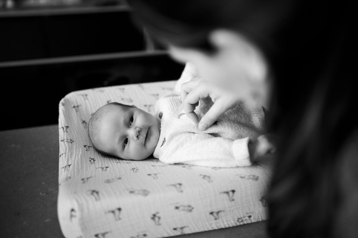 Moeder en baby kijken elkaar aan tijdens de newbornshoot