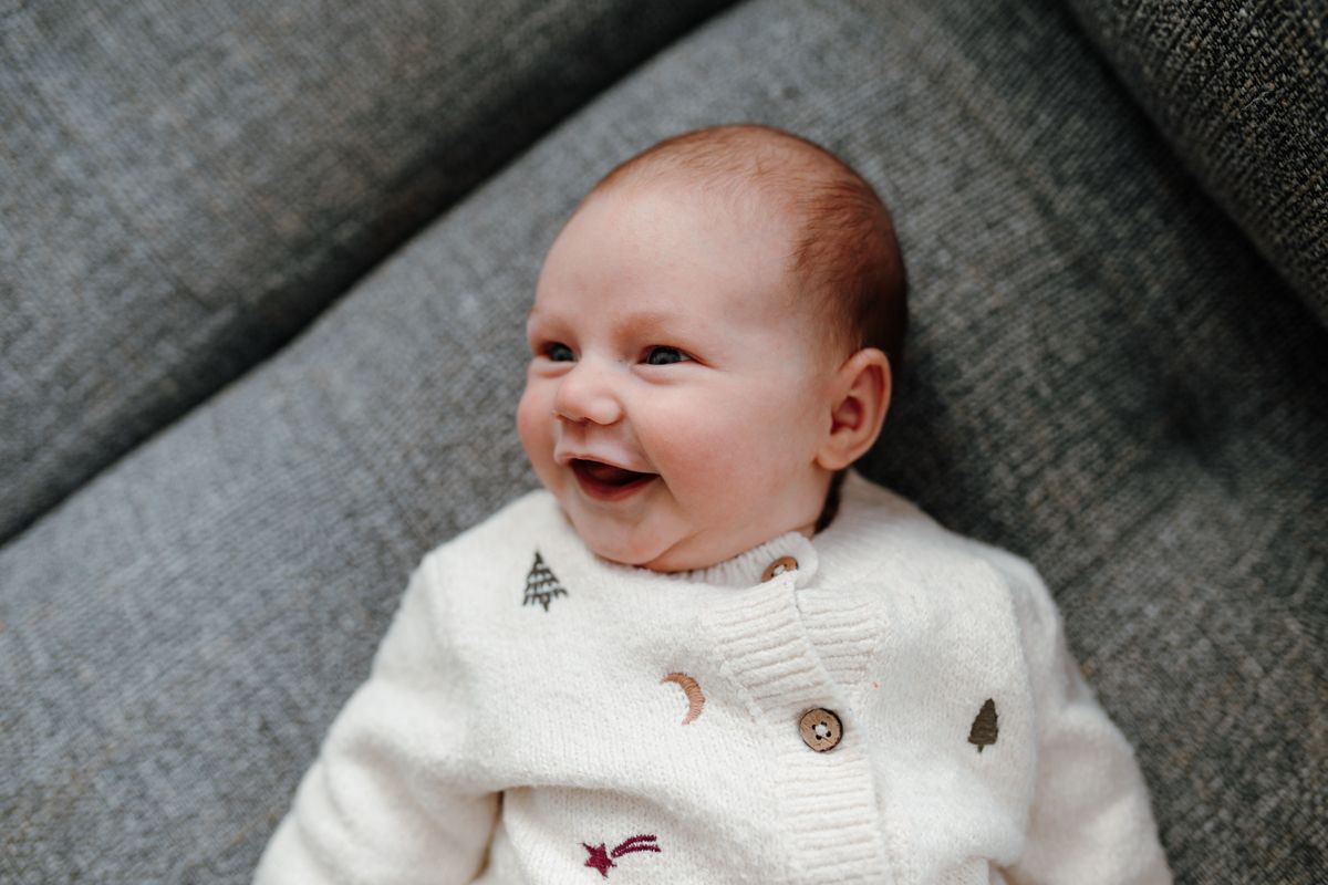 Lachende baby tijdens de fotoshoot in Sneek