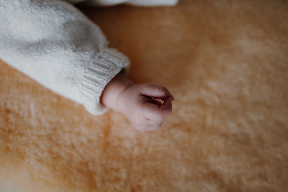 Baby handje op de foto tijdens de newbornshoot