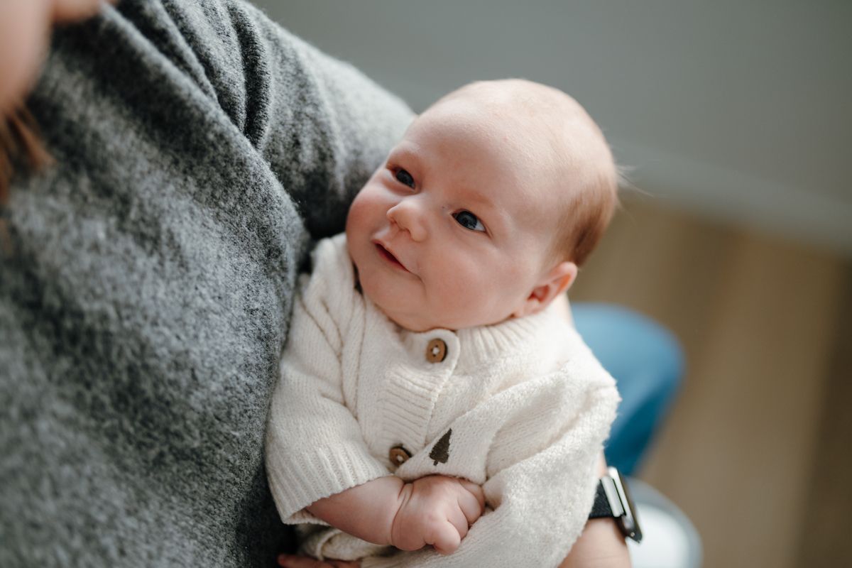Baby meisje in de armen van haar moeder