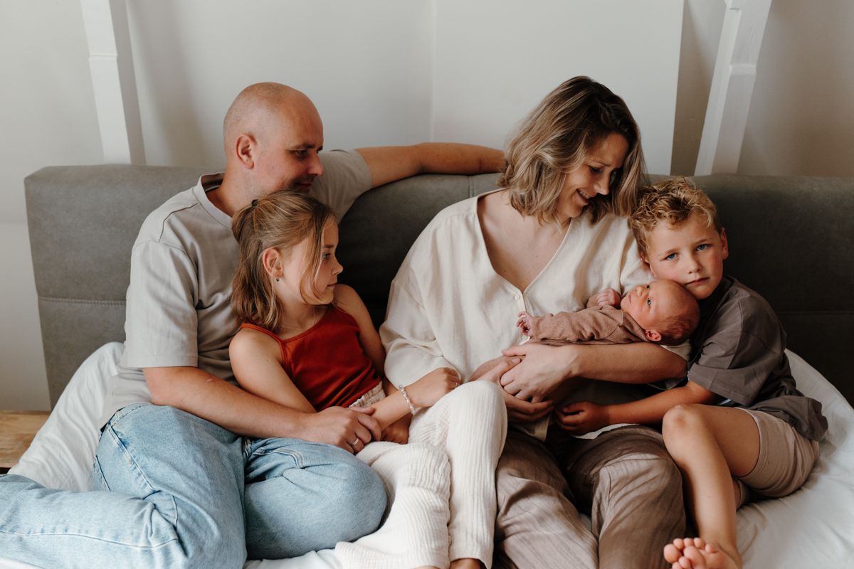 Gezinsfoto tijdens een newbornshoot