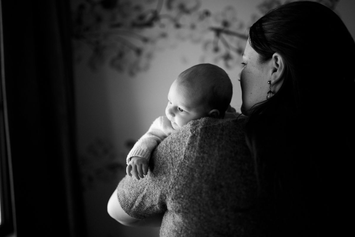 Zwart wit foto van mama en newborn baby