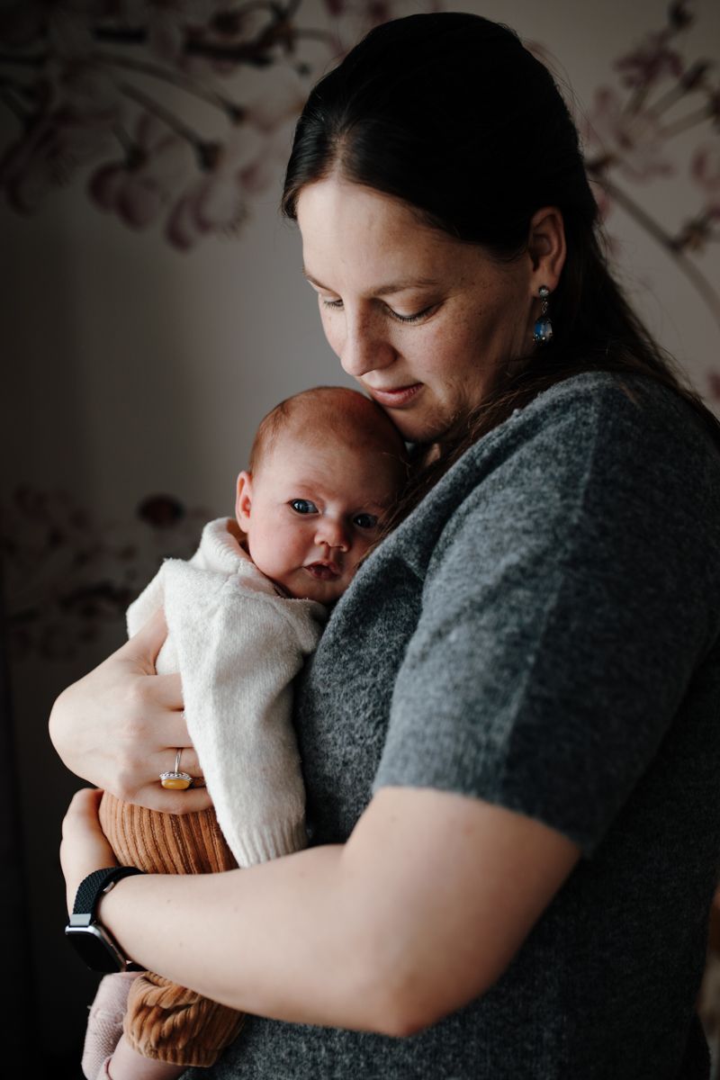 Baby bij mama op de arm tijdens de fotoshoot