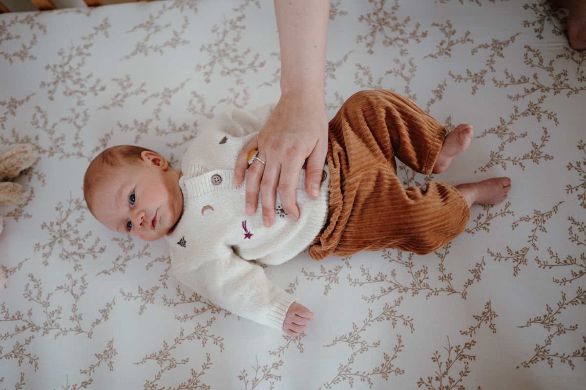 Baby ligt in bedje tijdens de newbornshoot