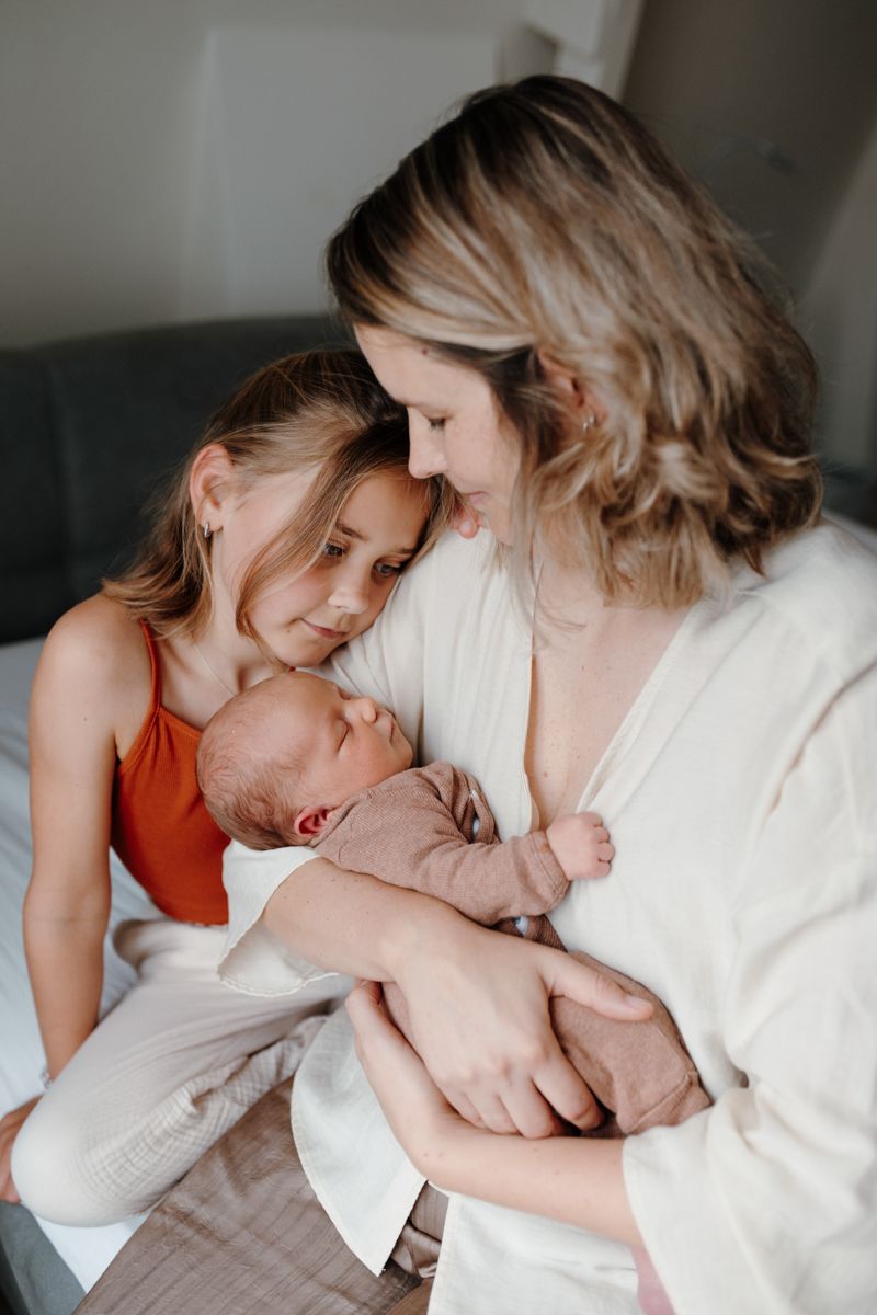 Foto newbornshoot met oudere dochter