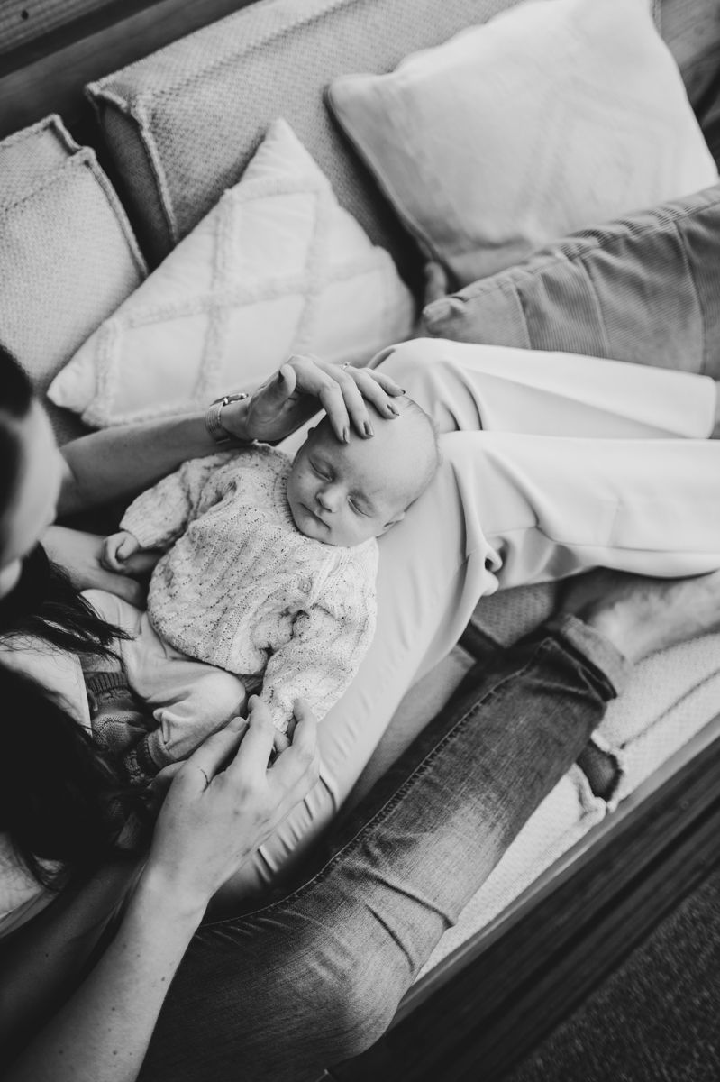 Zwart wit newbornfoto van tijdens een newbornshoot