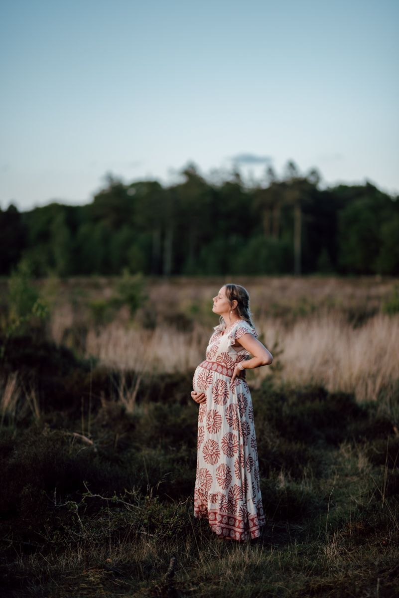 Zwangere vrouw met ogen dicht in de natuur van Bakkeveen - Friesland