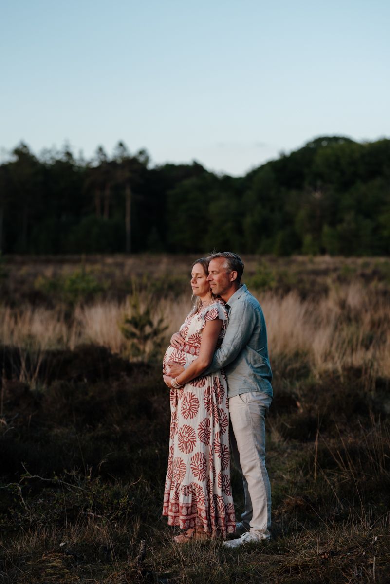 Zwangerschapsshoot rond de 32 weken in de natuur 