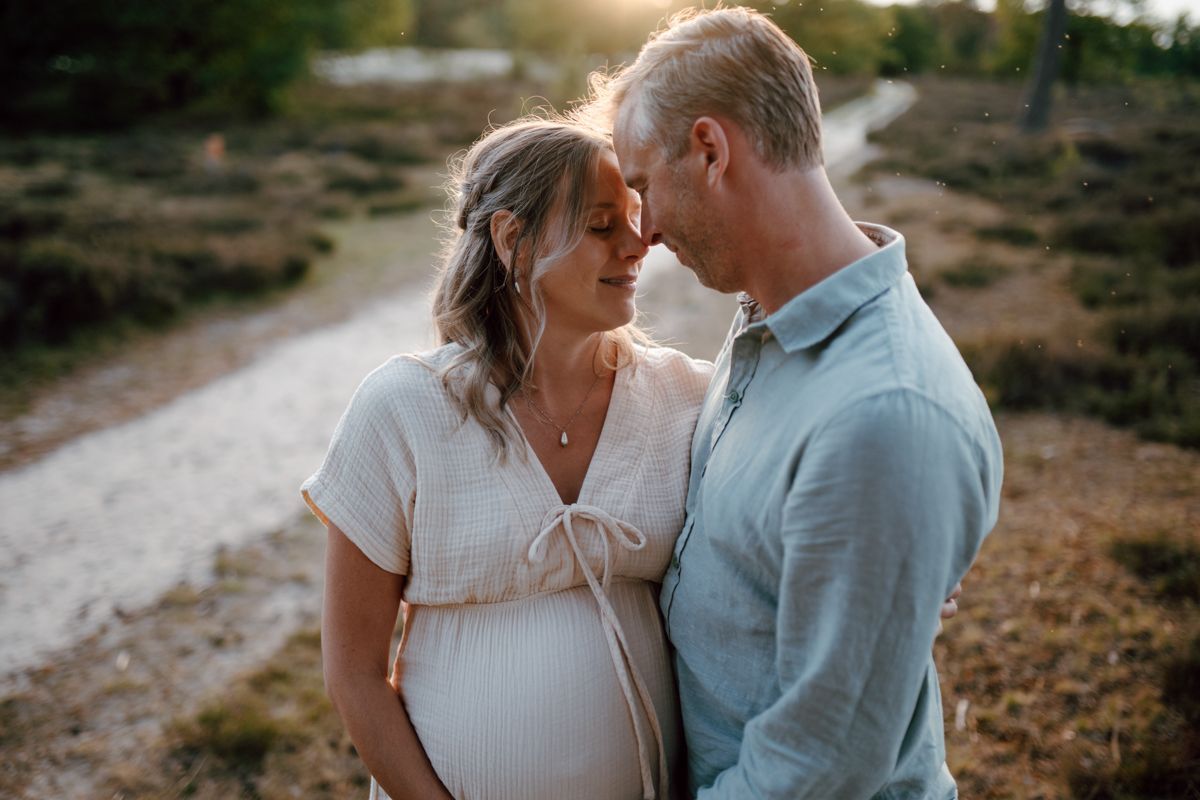 Zwangerschapsshoot met partner in Friesland