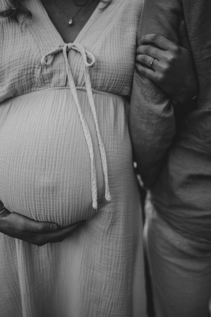 Zwangere buik van vrouw op de foto tijdens de fotoshoot