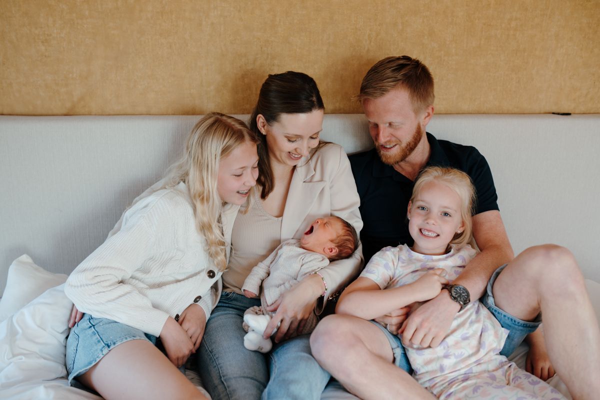 gezinsfoto tijdens een newbornshoot