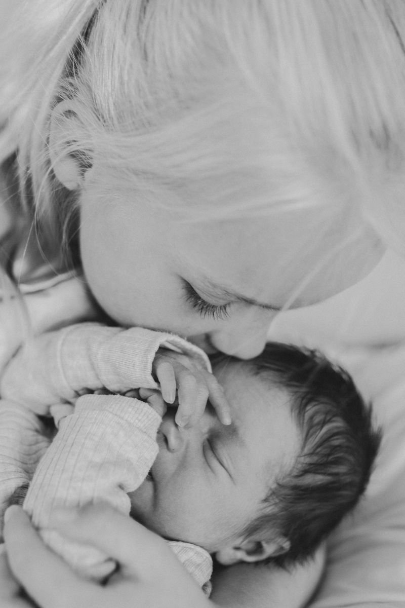 Baby krijgt een kusje tijdens de fotoshoot van grote zus