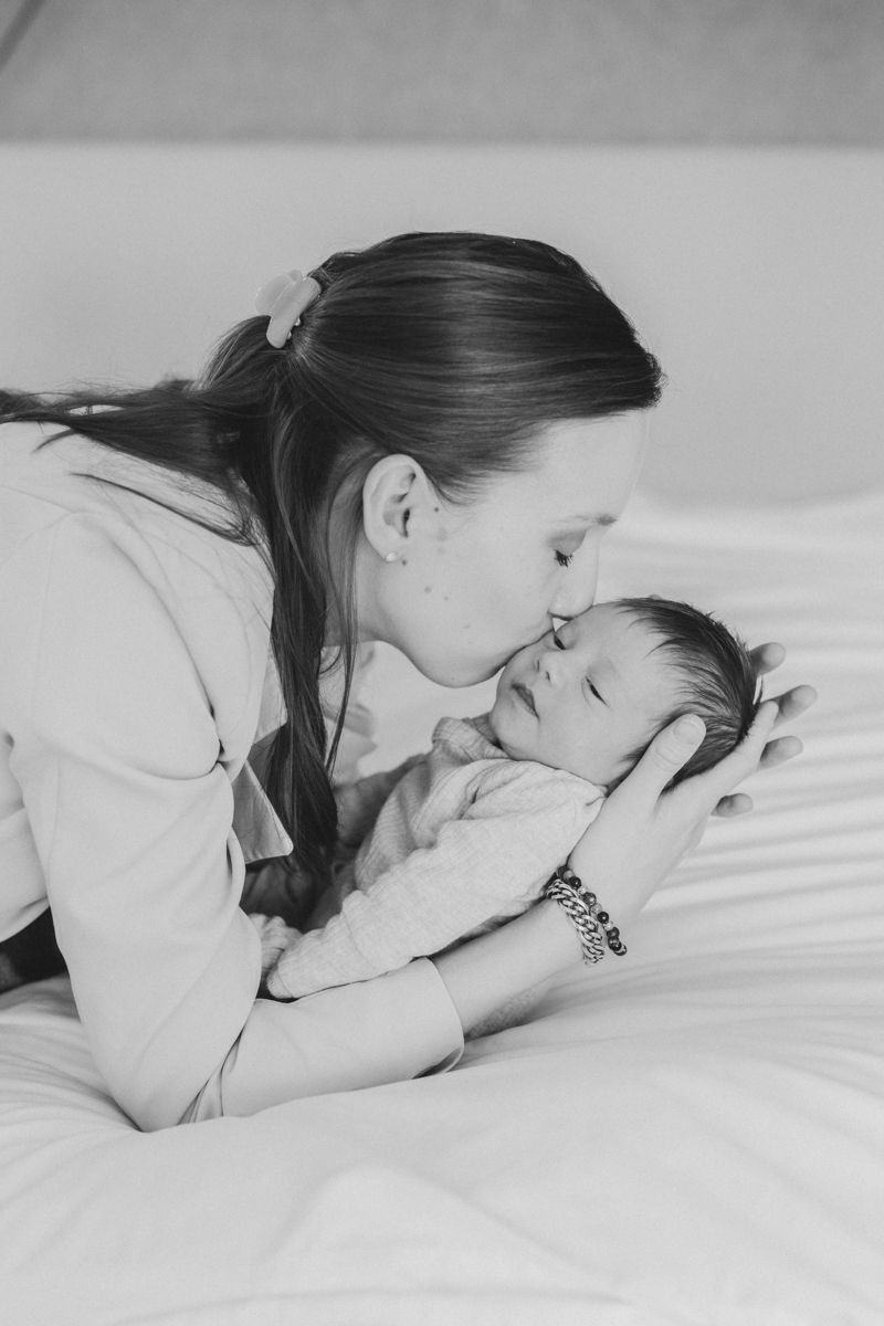 Moeder en baby samen op de foto tijdens de fotoshoot